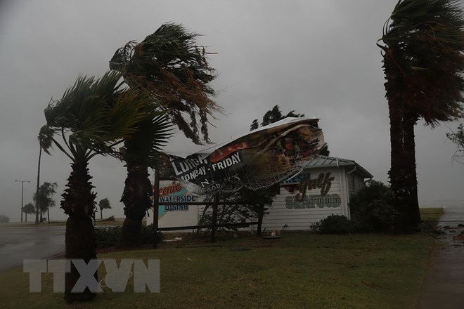 Các bang miền Đông nước Mỹ chuẩn bị ứng phó siêu bão Florence ảnh 1