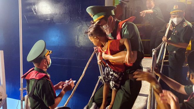 Tiếp nhận hơn 300 công dân Sri Lanka bị nạn trên biển vào đất liền ảnh 1