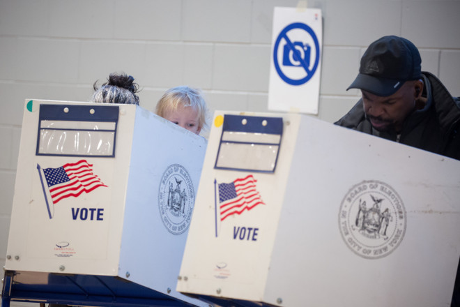 Bầu cử Mỹ: Các điểm bỏ phiếu bắt đầu đóng cửa tại nhiều bang ảnh 1