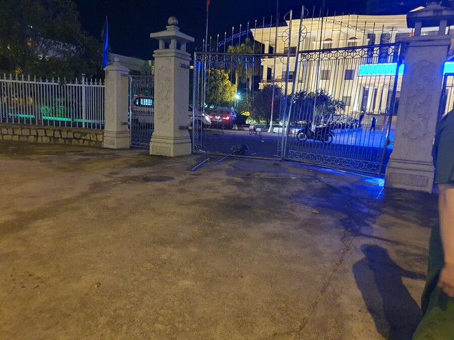 Khánh Hòa: Viết "Thư tuyệt mệnh" rồi lao xe vào cổng trụ sở UBND tỉnh ảnh 1