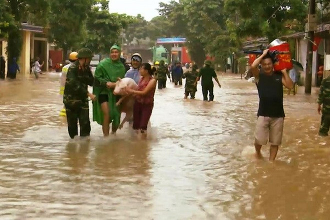 'Sống chung với lũ' giành giải nhất cuộc thi ảnh về biến đổi khí hậu ảnh 1