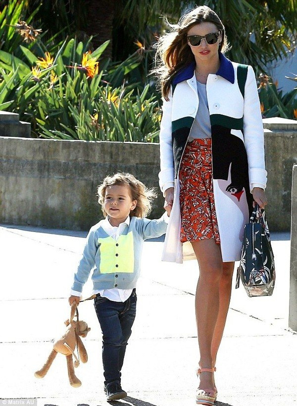 Mãn nhãn với các cách phối đồ thời thượng của mẹ con nhà "sao" ảnh 10