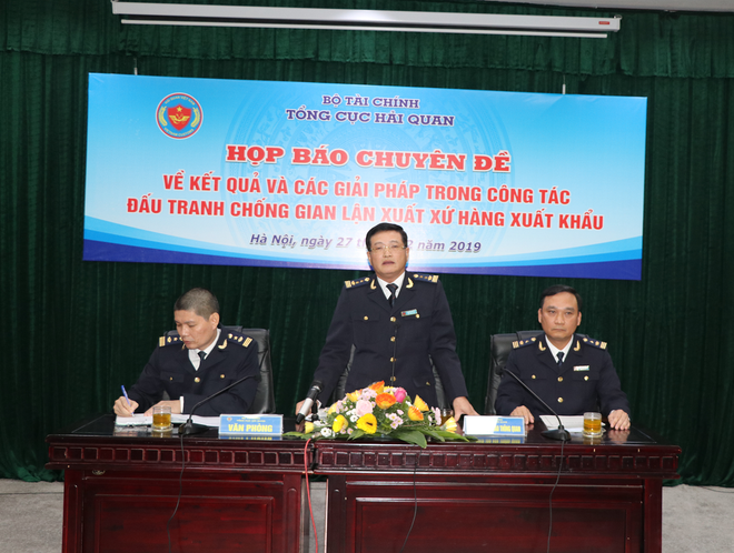 Họp báo thông tin về kiểm tra sau thông quan xuất xứ hàng xuất khẩu, ngày 27/12. (Ảnh: PV/Vietnam+) Hải quan ''lật tẩy'' nhiều chiêu trò gian lận xuất xứ hàng xuất khẩu ảnh 1