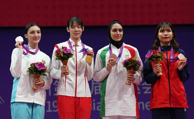 Võ sỹ Bạc Thị Khiêm (bìa phải) giành Huy chương Đồng môn Taekwondo, hạng cân 67 kg nữ tại tại ASIAD 2023 ở Hàng Châu, Trung Quốc, ngày 27/9/2023. (Ảnh: THX/TTXVN) ASIAD 2023: Võ sỹ Bạc Thị Khiêm giành huy chương Đồng Taekwondo ảnh 1