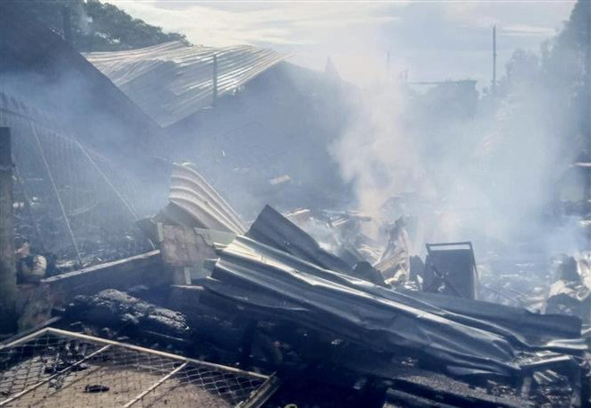 An Giang: Hỏa hoạn thiêu rụi 3 căn nhà người dân ở huyện Châu Phú ảnh 1