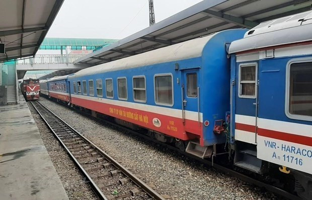 Đoàn tàu của Tổng công ty Đường sắt Việt Nam tại một nhà ga. (Ảnh: Minh Sơn/Vietnam+) Đường sắt tiếp tục lập tàu chuyên biệt đưa người dân về từ TP.HCM ảnh 1