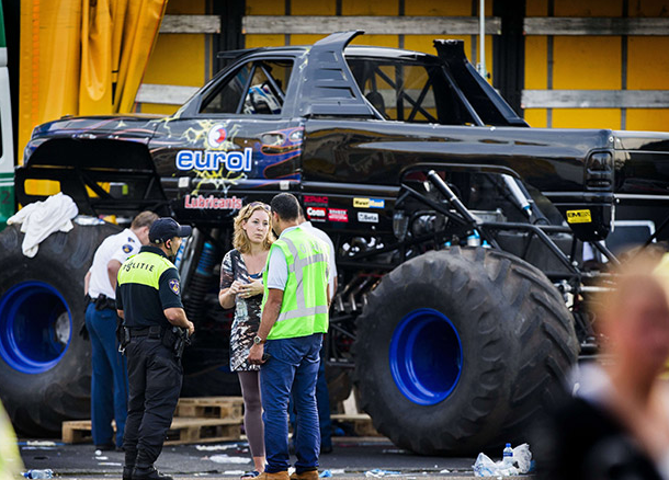 "Xe điên" khổng lồ khiến đám đông hỗn loạn và cán chết 3 người ảnh 1