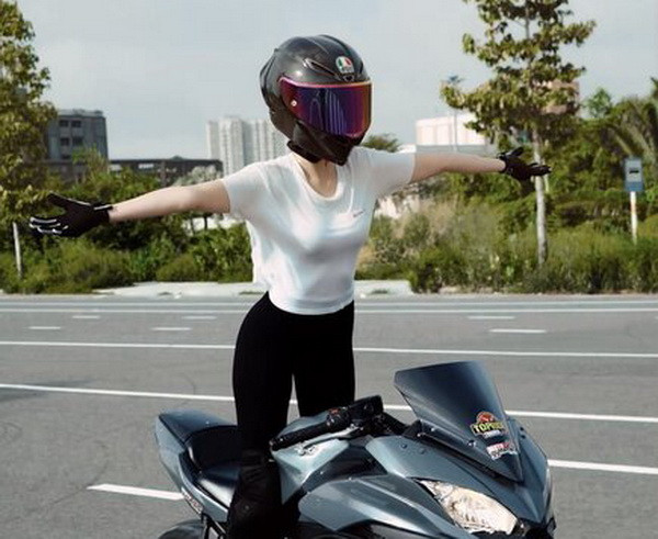 Lái xe phân khối lớn buông 2 tay, Ngọc Trinh bị phạt, xe bị tạm giữ ảnh 1