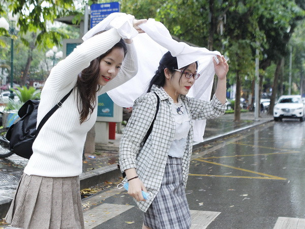 Cuối tuần mưa dông diện rộng tiếp tục xảy ra nhiều nơi ở Bắc Bộ ảnh 1