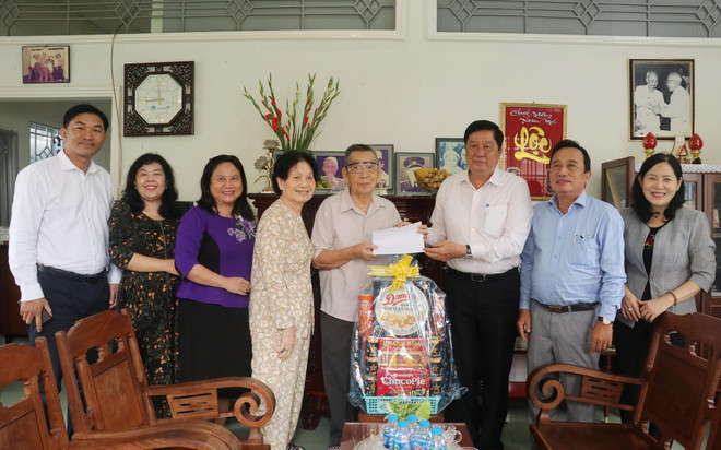 Phó Bí thư Thường trực Thành ủy, Chủ tịch HĐND thành phố Cần Thơ Phạm Văn Hiểu thăm, tặng quà gia đình ông Nguyễn Thế Minh, thương binh ở phường Xuân Khánh, quận Ninh Kiều. (Ảnh: Ngọc Thiện/TTXVN) can_tho_tri_an_nguoi_co_cong_voi_cach_mang2.jpg