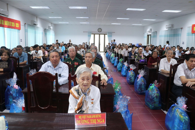 Quang cảnh buổi họp mặt. (Ảnh: Ngọc Thiện/TTXVN) can_tho_tri_an_nguoi_co_cong_voi_cach_mang.jpg