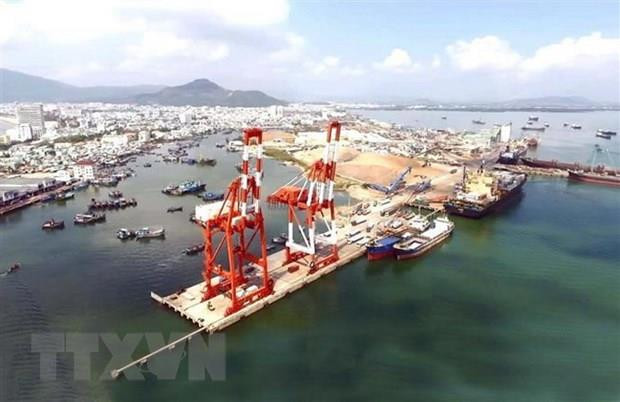 Cầu cảng bốc xếp container của cảng Quy Nhơn. (Ảnh: Nguyên Linh/TTXVN) Vinalines đã chuyển tiền để mua lại 75,01% cổ phần Cảng Quy Nhơn ảnh 1