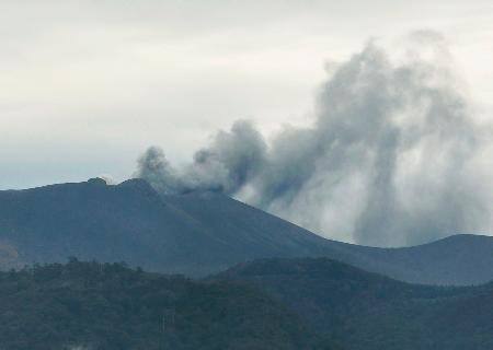 Nhật Bản: Núi lửa Shimmoe lại phun trào, cột tro bụi cao đến 5.000m ảnh 1