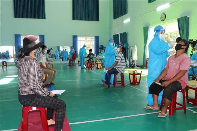 Thêm 14 ca dương tính, Quảng Ngãi đẩy nhanh tiến độ tiêm vaccine ảnh 1