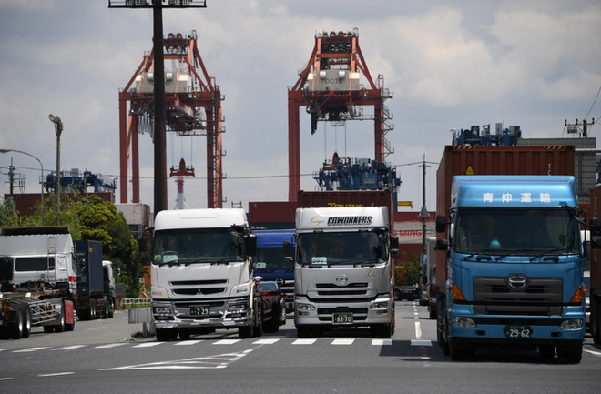 Vận chuyển hàng hóa tại cảng ở Tokyo, Nhật Bản ngày 18/5/2017. (Nguồn: AFP/TTXVN) Nhật Bản bất ngờ thâm hụt thương mại lần đầu tiên trong 4 tháng ảnh 1