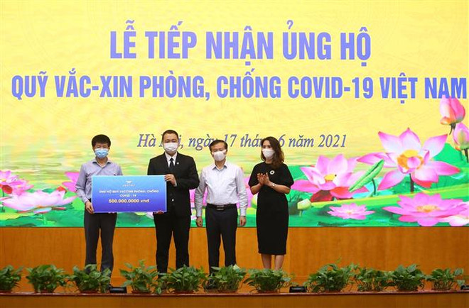 Các doanh nghiệp ủng hộ Quỹ vaccine phòng, chống COVID-19 Việt Nam. (Ảnh: Hoàng Hiếu/TTXVN) Nhiều cơ quan, doanh nghiệp, cá nhân tiếp tục ủng hộ phòng, chống dịch ảnh 1