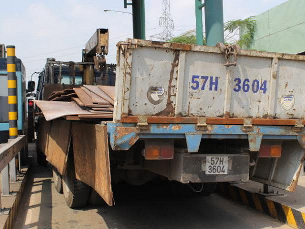 TP.HCM: Xe tải đi sai làn, làm sập một góc trạm thu phí ảnh 1