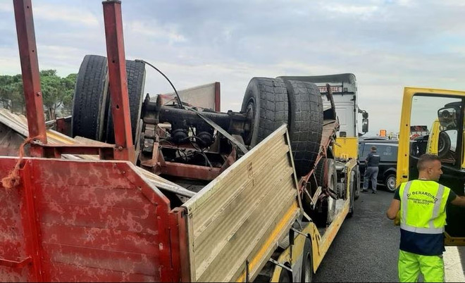 Italy: Xe buýt chở người di cư va chạm xe tải khiến 2 người thiệt mạng ảnh 1