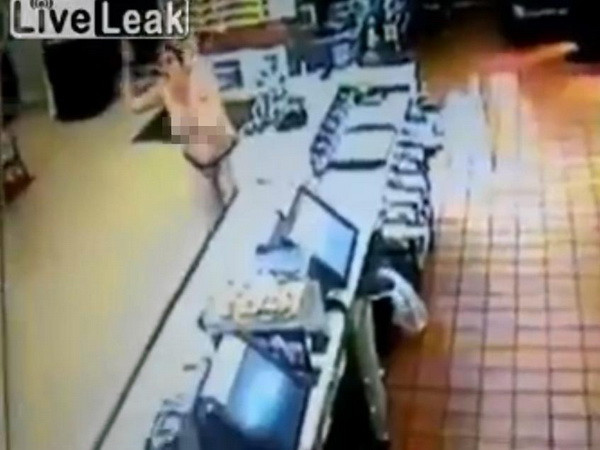 "Người đẹp" bán khỏa thân đập phá cửa hàng McDonald's ảnh 2