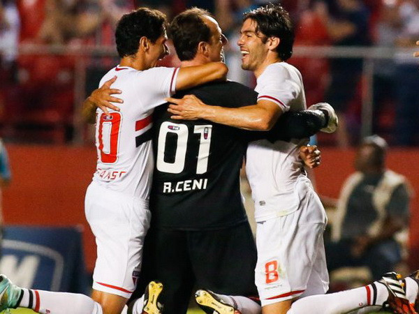 Thủ môn Ceni nối dài kỷ lục bằng một siêu phẩm ở tuổi 42 ảnh 1