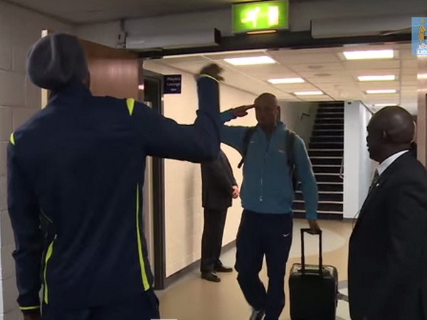 Adebayor và Kompany thân thiện khi gặp nhau. (Nguồn: bleacherreport) Adebayor “thân mật” cùng đồng đội cũ trong ngày trở về Man City ảnh 1
