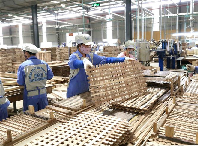 Sản phẩm đồ gỗ xuất khẩu sang Thụy Sỹ tại nhà máy của Công ty CP Woodsland Tuyên Quang. (Ảnh: TTXVN) Đồng euro mất giá sẽ ảnh hưởng ra sao đến xuất khẩu của Việt Nam? ảnh 1