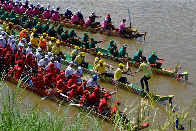 Hàng nghìn tay đua ghe ngo Campuchia đua tài trong Lễ hội Nước ảnh 1