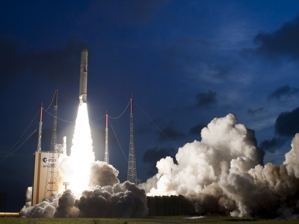 Pháp phóng thành công tên lửa đẩy hạng nặng Ariane-5 lên vũ trụ ảnh 1