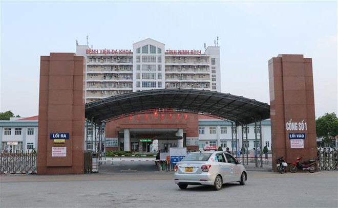 Bệnh viện Đa khoa tỉnh Ninh Bình, nơi đang điều trị 2 bệnh nhân COVID-19. (Ảnh: Đức Phương/TTXVN) Ninh Bình: 2 trường hợp mắc COVID-19 liên quan đến Bệnh viện K ảnh 1