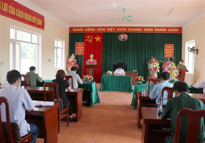 Đoàn công tác của Tỉnh ủy Điện Biên làm việc với Đồn Biên phòng Si Pha Phìn sáng 19/5. (Ảnh: Xuân Tiến/TTXVN) Cuộc chiến chống COVID-19 nơi biên giới Điện Biên, Long An, Tây Ninh ảnh 1