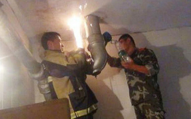 Giải cứu bé gái sơ sinh bị mẹ bỏ rơi trong ống thoát nước ảnh 2