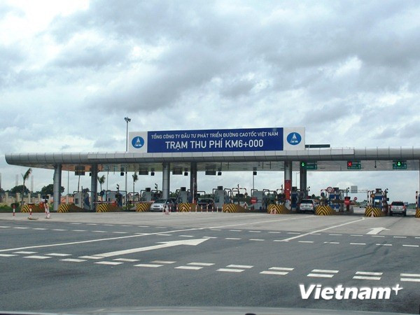 Trạm thu phí tuyến cao tốc Nội Bài-Lào Cai. (Ảnh: Việt Hùng/Vietnam+) Cao tốc dài nhất Việt Nam thu được 1,5 tỷ đồng lệ phí một ngày ảnh 1