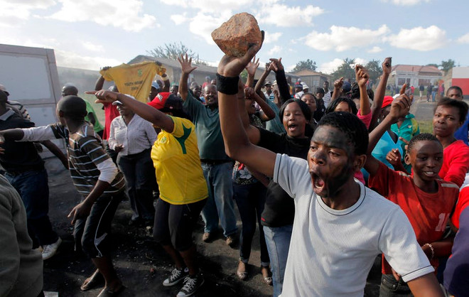 Nam Phi: Biểu tình biến thành bạo động quy mô lớn tại Cape Town ảnh 1