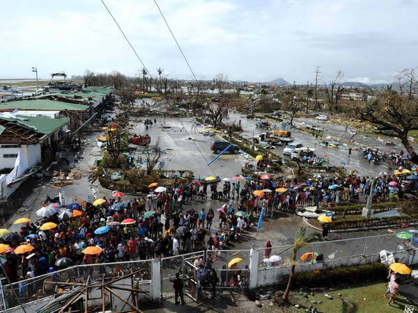 Cảnh tàn phá tại Tacloban sau siêu bão Haiyan ngày 10/11. (Nguồn: AFP/TTXVN) ASEAN sẵn sàng cứu trợ Philippines và hỗ trợ Việt Nam ảnh 1