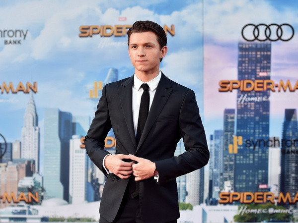 Nam diễn viên Tom Holland tại buổi công chiếu "Người nhện: Trở về nhà" tại nhà hát TCL ở Hollywood, California ngày 28/6. (Nguồn: AFP/TTXVN) Bão hòa chiến lược, doanh thu của Hollywood sụt giảm thê thảm ảnh 1