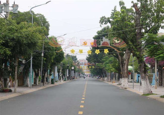 Còn nhiều tồn tại, thách thức trong việc thực hiện giãn cách xã hội ảnh 1