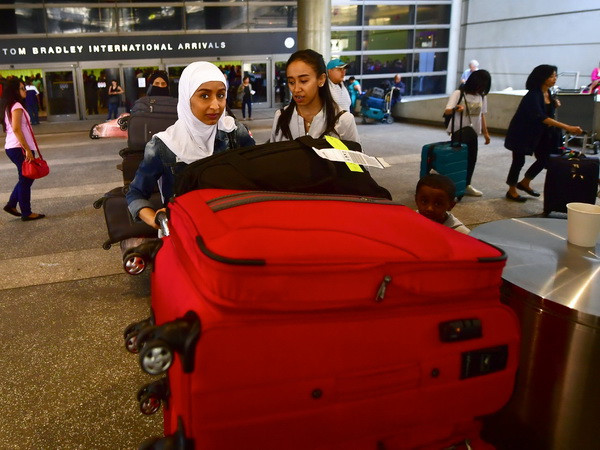 Nhiều người gốc Á ở Mỹ tìm cách nhập tịch vì sợ bị trục xuất ảnh 1