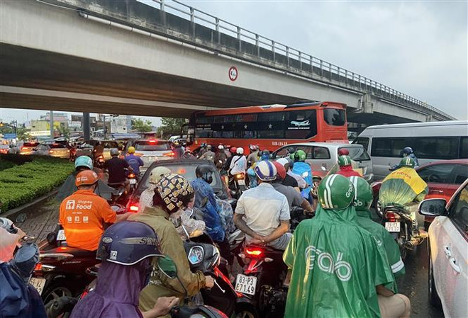 Giao thông Thành phố Hồ Chí Minh căng thẳng trong chiều 29/4 ảnh 1