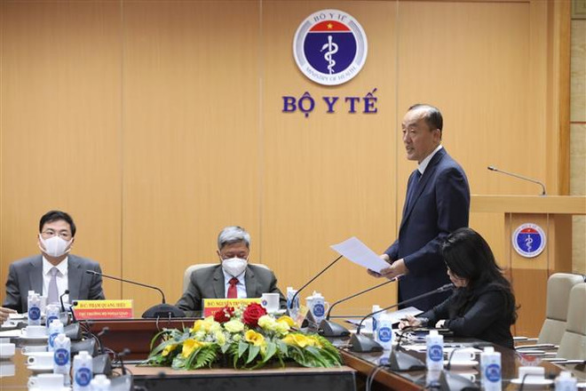 Trao tặng Kỷ niệm chương cho Trưởng đại diện WHO tại Việt Nam ảnh 1