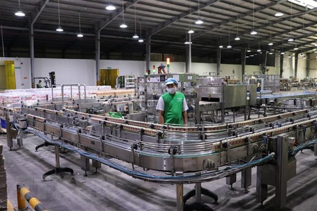 Hoạt động sản xuất tại Công ty Cổ phần thực phẩm dinh dưỡng Nutifood Bình Dương. (Ảnh: TTXVN) COVID-19: Khu vực xây dựng, dịch vụ-du lịch ảnh hưởng nặng nề nhất ảnh 2