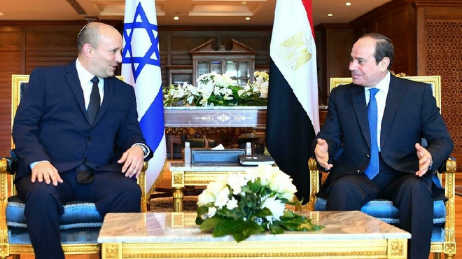 Thủ tướng Israel Naftali Bennett (trái) và Tổng thống Ai Cập Abdel Fattah El-Sisi trong cuộc gặp ngày 13/9 tại thành phố Sharm El-Sheikh. (Nguồn: AFP) Tầm nhìn Ai Cập trong nỗ lực nối lại tiến trình hòa bình Trung Đông ảnh 1