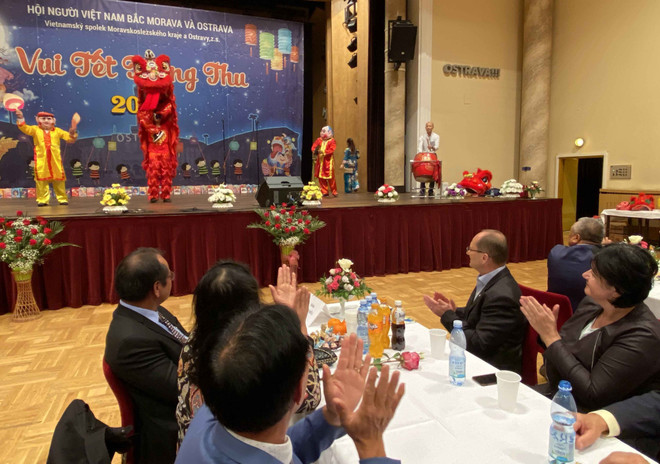 Màn múa lân trong Tết Trung Thu truyền thống Việt Nam ở Ostrava. (Ảnh: Hồng Kỳ/TTXVN) Giao lưu văn hóa hữu nghị Séc-Việt nhân Tết Trung Thu tại Ostrava ảnh 1