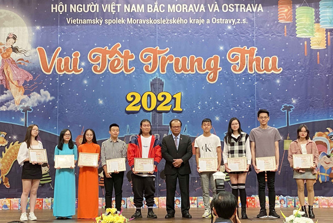 Đại sứ Thái Xuân Dũng trao giấy khen cho các học sinh giỏi. (Ảnh: Hồng Kỳ/TTXVN) Giao lưu văn hóa hữu nghị Séc-Việt nhân Tết Trung Thu tại Ostrava ảnh 3