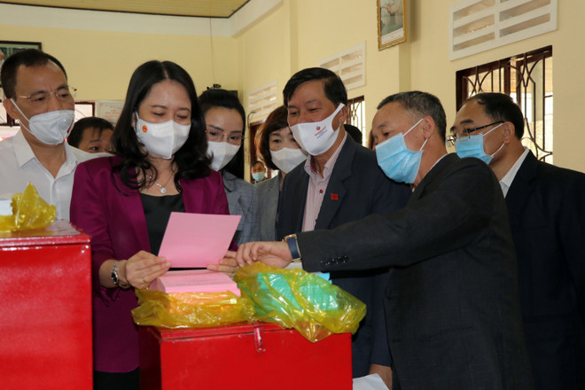 Phó Chủ tịch nước, Phó Chủ tịch Hội đồng Bầu cử quốc gia Võ Thị Ánh Xuân đi kiểm tra công tác chuẩn bị bầu cử tại tổ dân phố Nguyễn Du, phường 9, thành phố Đà Lạt. (Ảnh: Quốc Hùng-Đặng Tuấn/TTXVN) Lâm Đồng: Công tác chuẩn bị đảm bảo sẵn sàng cho ngày bầu cử ảnh 1