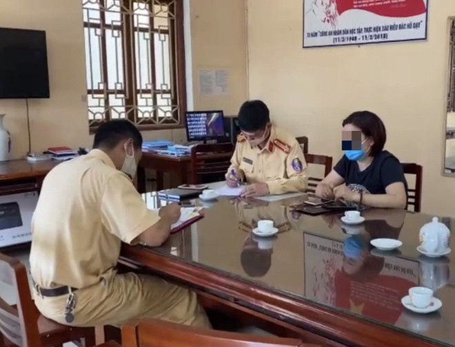 Tước giấy phép lái xe, tạm giữ xe của nữ tài xế lùi xe trên cao tốc ảnh 1