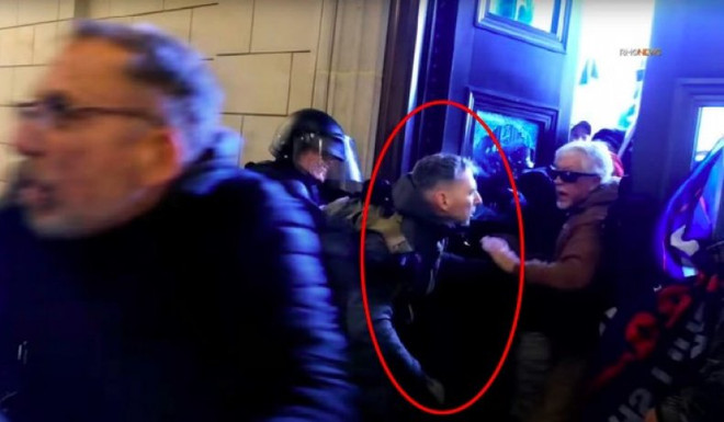 Mỹ bắt thiếu tá thủy quân lục chiến liên quan đến bạo loạn Đồi Capitol ảnh 1