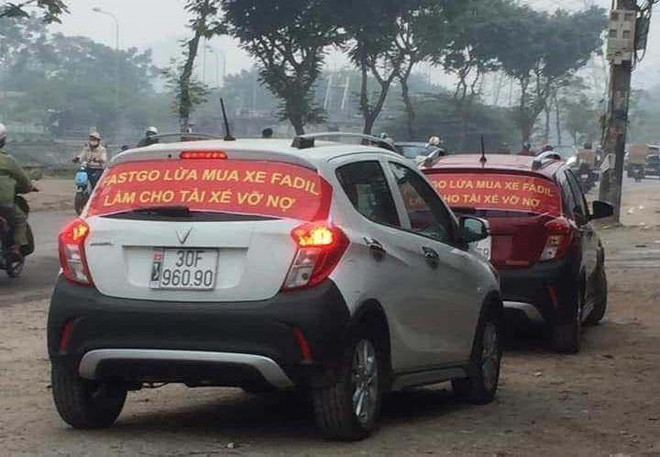 Các tài xế căng biển FastGo lừa mua xe Fadil làm cho tài xế vỡ nợ trên xe vào sáng 13/11 vừa qua. (Nguồn ảnh: otofun.net) FastGo khởi kiện 3 tài xế tố hãng ''lừa'' mua xe VinFast Fadil ảnh 1