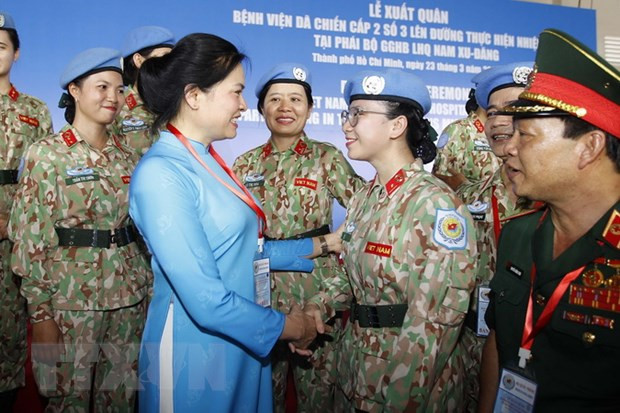 Bảo tàng Phụ nữ tiếp nhận hiện vật do nữ quân nhân “mũ nồi xanh” tặng ảnh 2