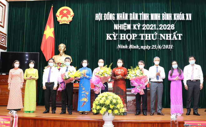 Tặng hoa chúc mừng các đồng chí vừa được bầu giữ chức vụ chủ chốt của tỉnh Ninh Bình. (Ảnh: Đức Phương/TTXVN) Ninh Bình bầu các chức danh chủ chốt, Đắk Lắk tổng kết công tác bầu cử ảnh 1