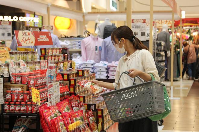 Người tiêu dùng Nhật Bản chọn mua càphê Việt Nam ở siêu thị AEON. (Ảnh: Phạm Tuân/TTXVN) Người tiêu dùng Nhật Bản ngày càng ưa chuộng sản phẩm của Việt Nam ảnh 3